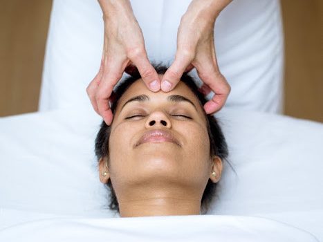 points d'acupressions énergétiques, points marmas en ayurvéda, les points sont stimulés lors du massage saundarya