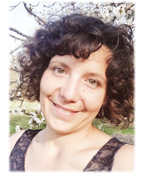 Camille, gérante de l'espace bien-être Camille Ayurvéda dans l'Aude, près de Limoux